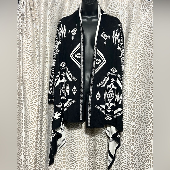 Divide by H&M Black & White Tribal Cardigan – 
Brand: Divide by H&M - Picture 1 of 10